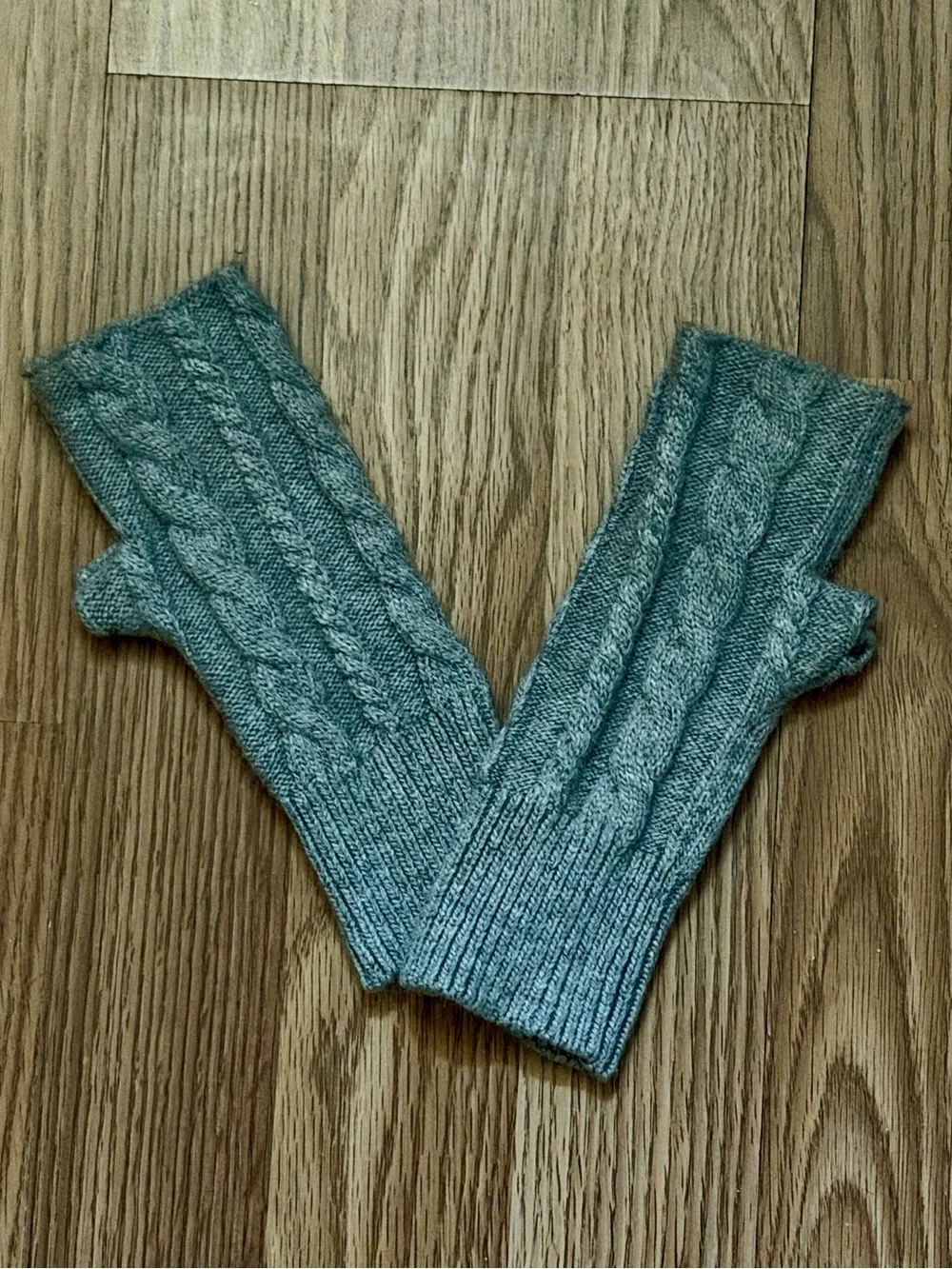 Cable Knit Fingerless Gloves in Heathered Gray